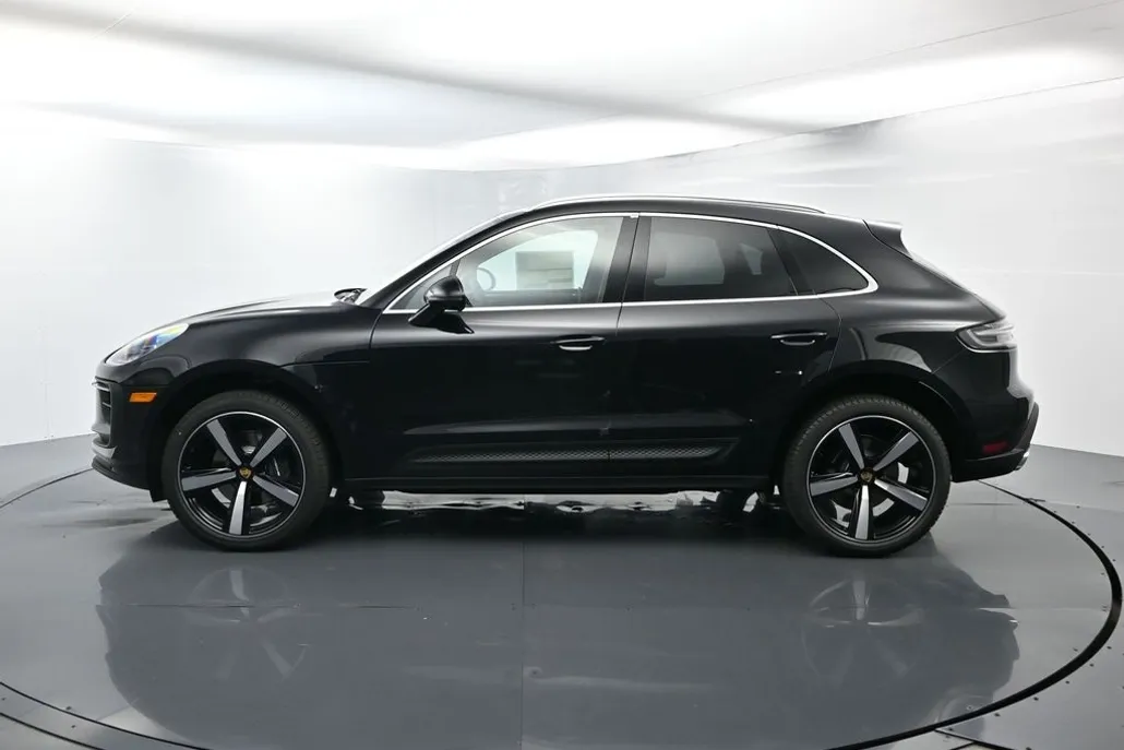 2025 Porsche Macan T photo 1