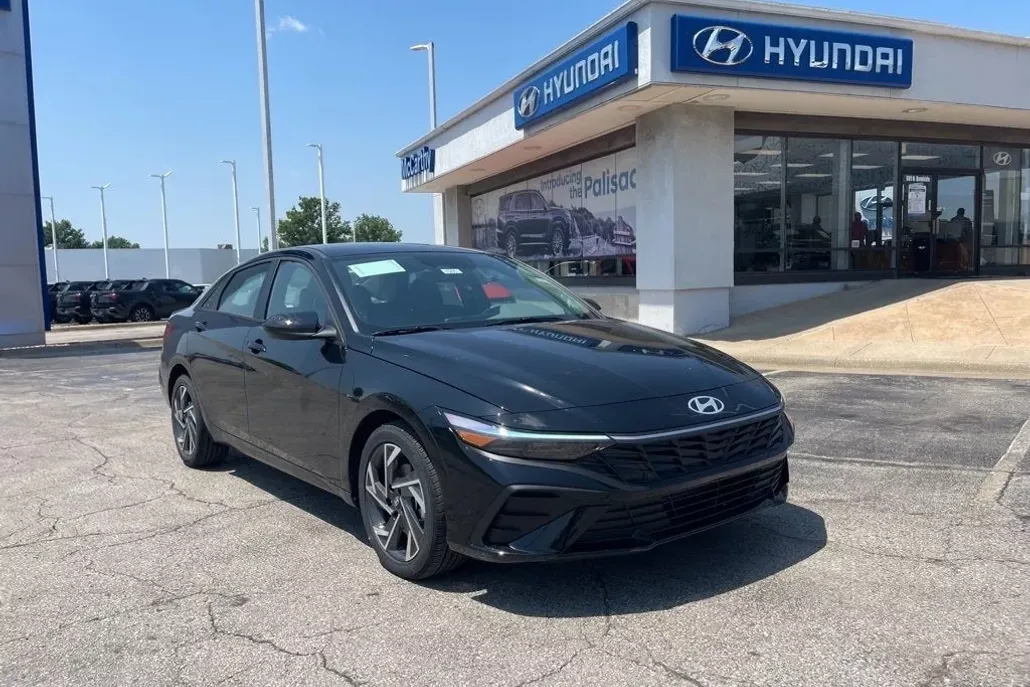 2025 Hyundai Elantra SEL Sport photo 1