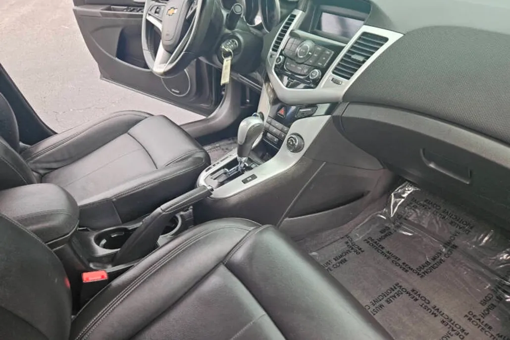 2011 Chevrolet Cruze LT photo 1