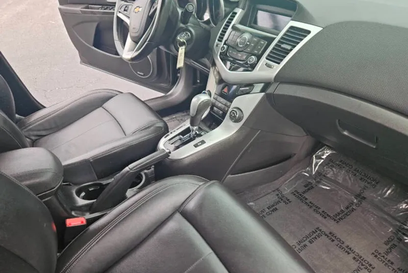 2011 Chevrolet Cruze LT photo 1