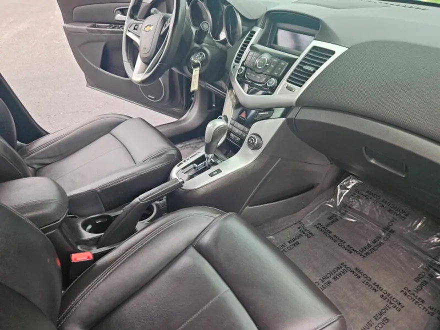 2011 Chevrolet Cruze LT photo 1