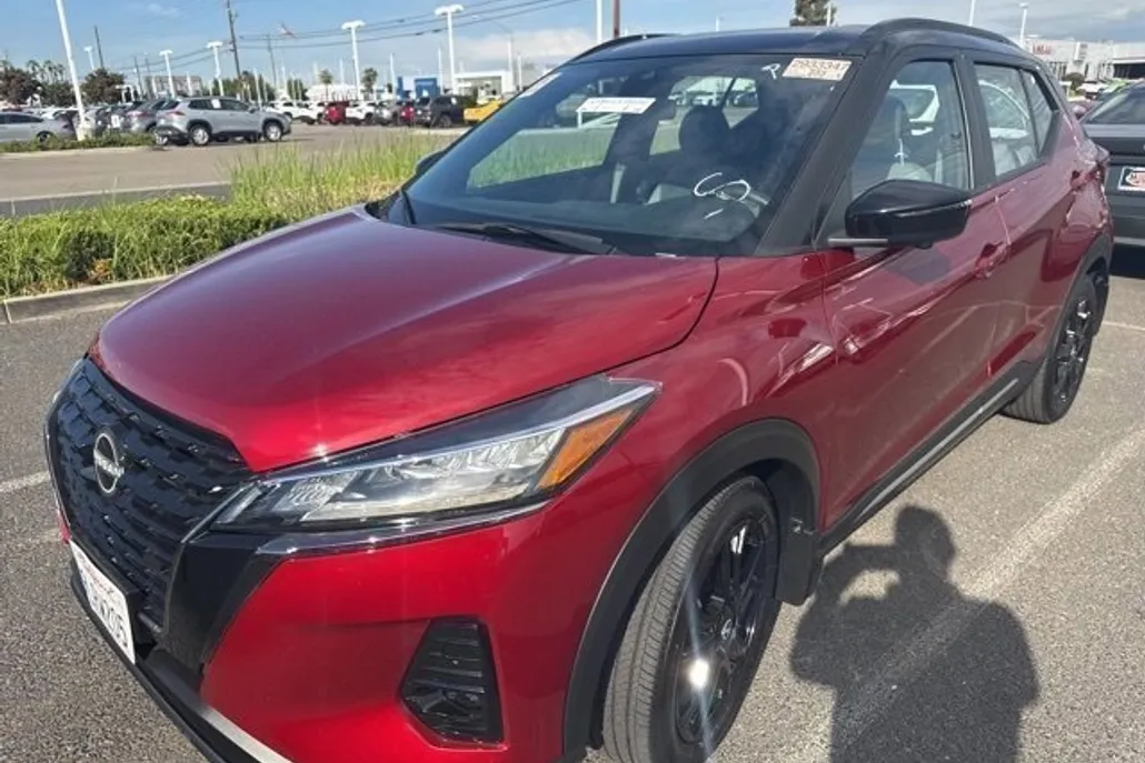 2023 Nissan Kicks SR photo 1