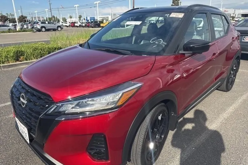 2023 Nissan Kicks SR photo 1