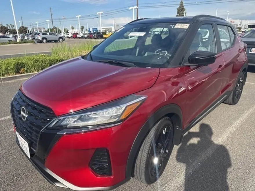2023 Nissan Kicks SR photo 1