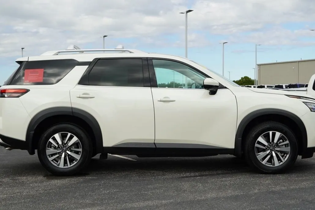 2023 Nissan Pathfinder SL photo 1