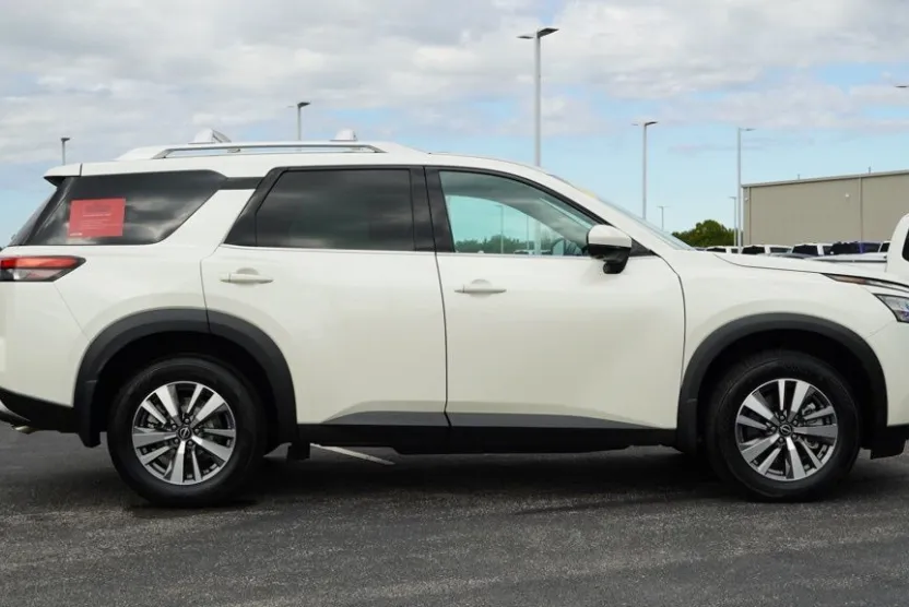 2023 Nissan Pathfinder SL photo 1