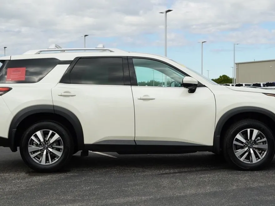 2023 Nissan Pathfinder SL photo 1