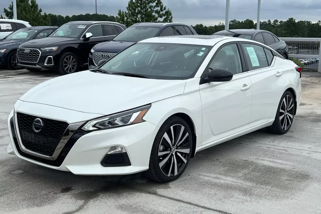 2022 Nissan Altima SR photo 1