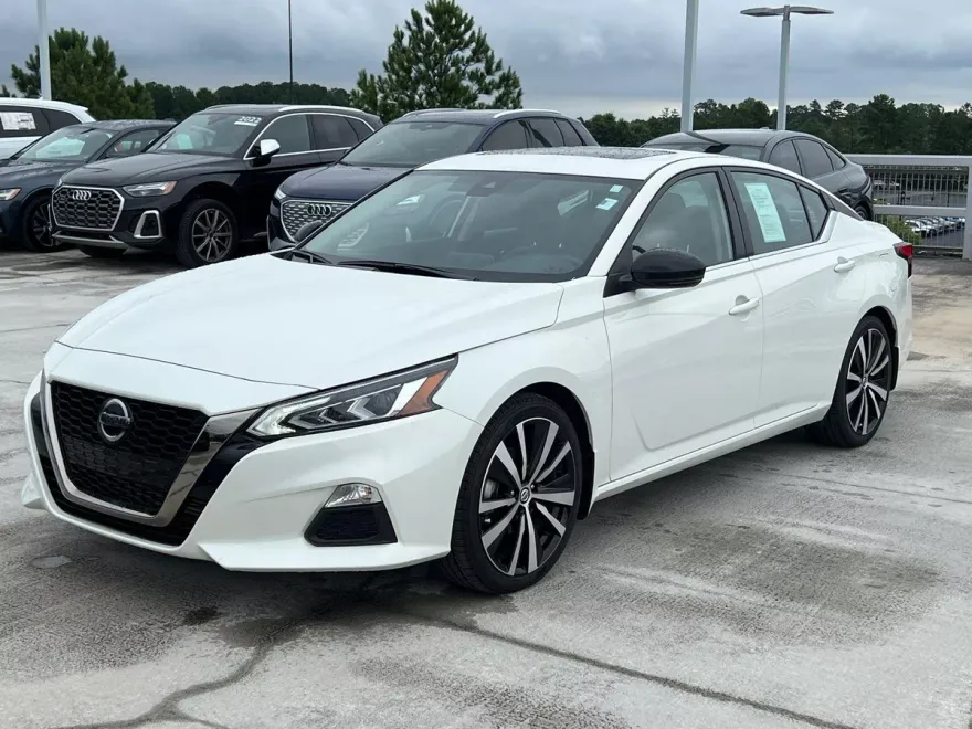 2022 Nissan Altima SR photo 1