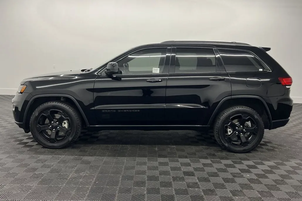2021 Jeep Grand Cherokee Laredo photo 1