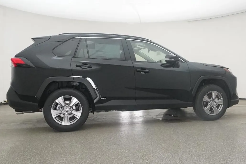 2025 Toyota RAV4 Hybrid XLE photo 1