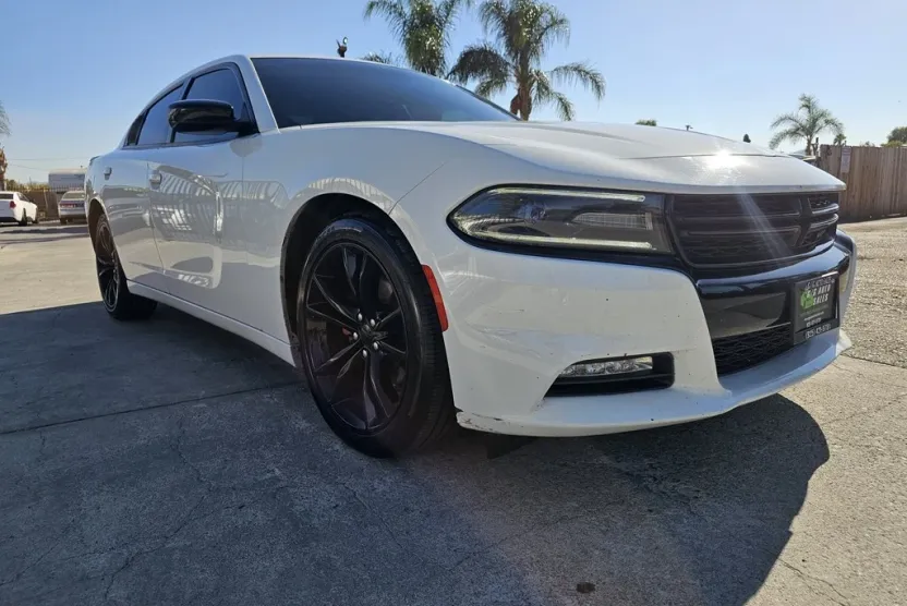 2016 Dodge Charger SXT photo 1