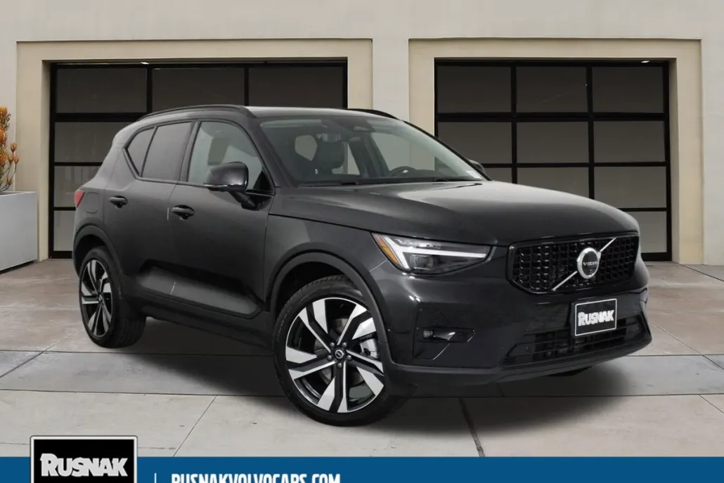 2026 Volvo XC40 photo 1
