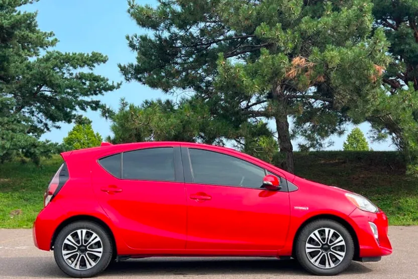 2016 Toyota Prius C Three photo 1