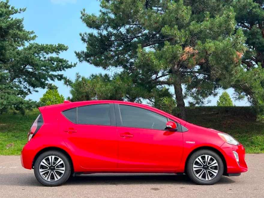 2016 Toyota Prius C Three photo 1