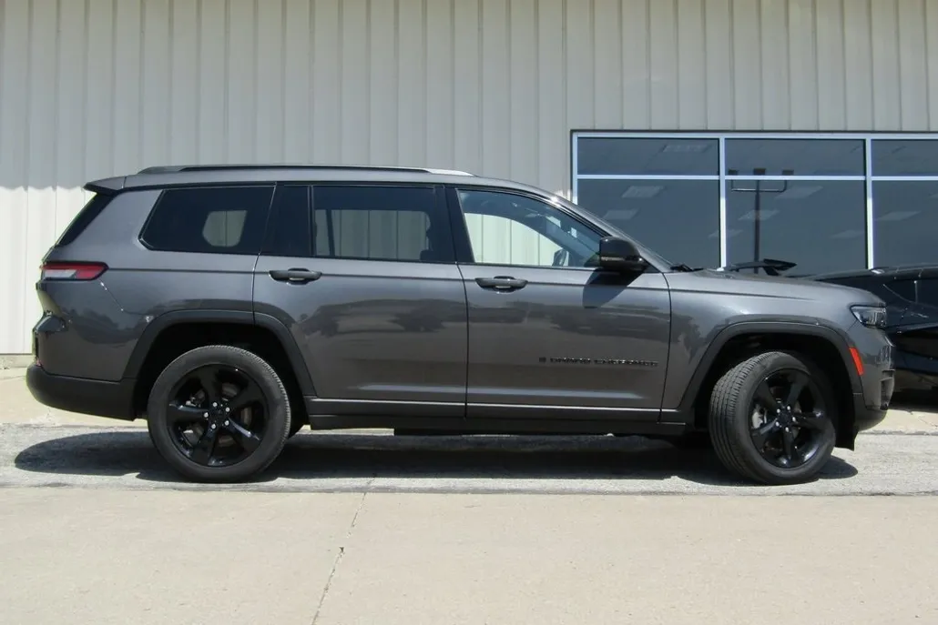 2022 Jeep Grand Cherokee Altitude photo 1