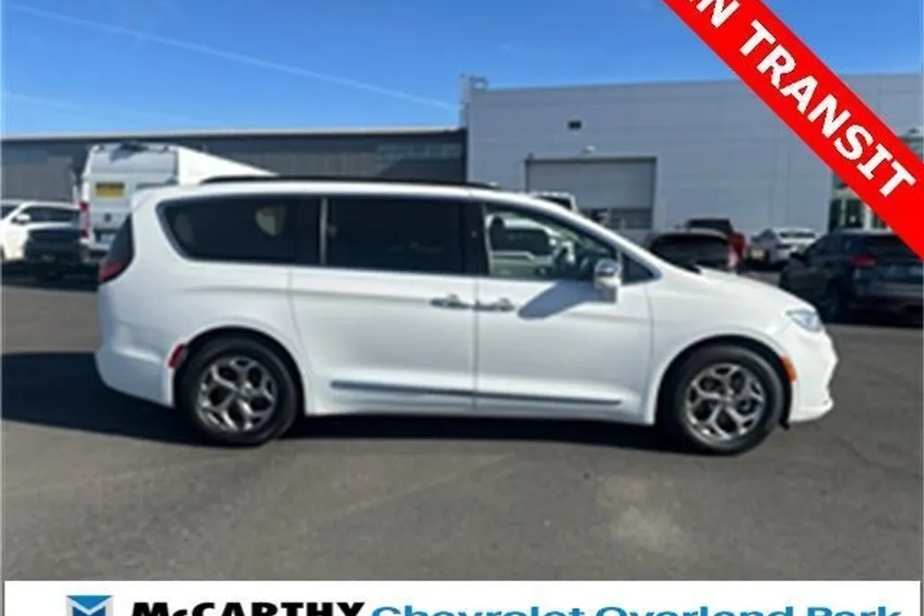 2022 Chrysler Pacifica Limited photo 1