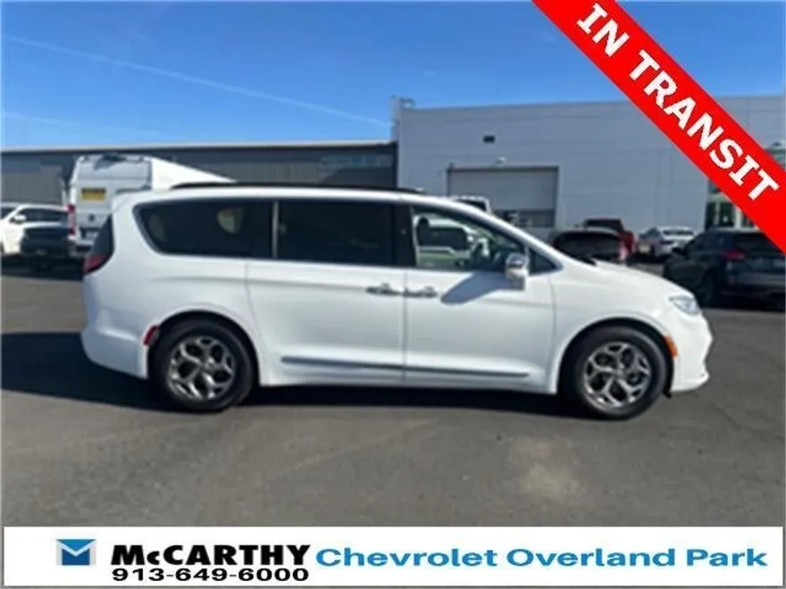 2022 Chrysler Pacifica Limited photo 1