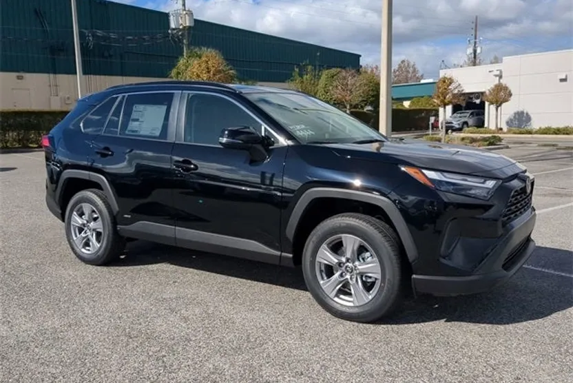 2025 Toyota RAV4 Hybrid XLE photo 1