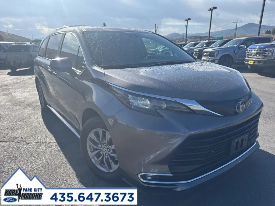 2024 Toyota Sienna XLE photo 1