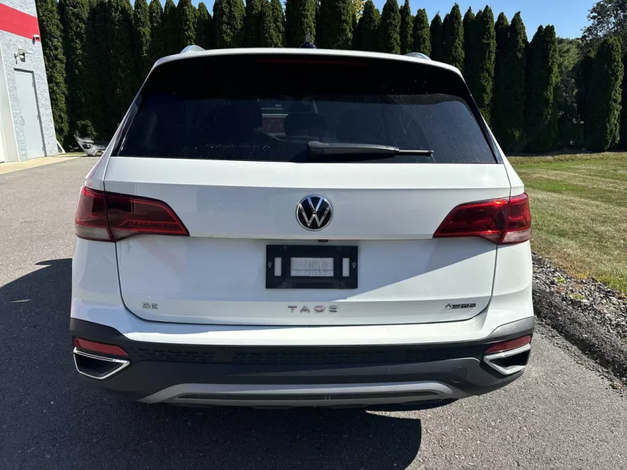 2022 Volkswagen Taos SE photo 1