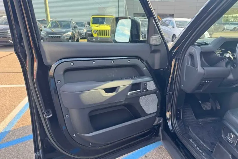 2023 Land Rover Defender 130 X-Dynamic SE photo 1