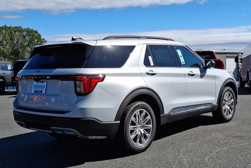 2025 Ford Explorer photo 1