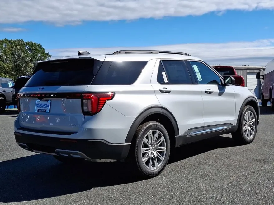 2025 Ford Explorer photo 1