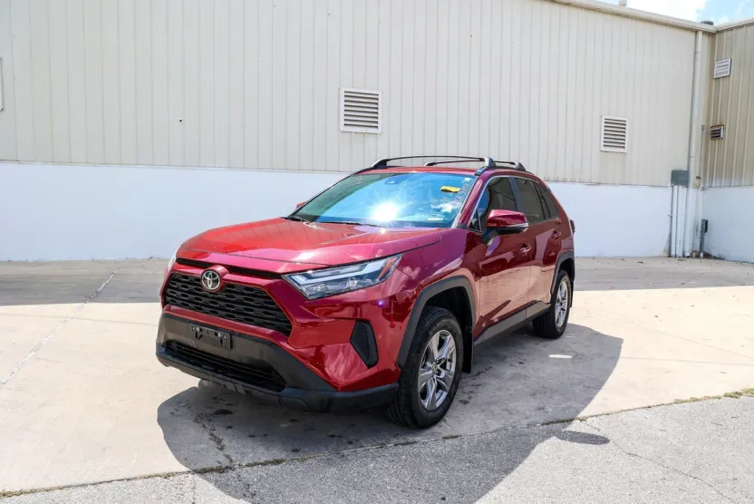 2023 Toyota RAV4 XLE photo 1