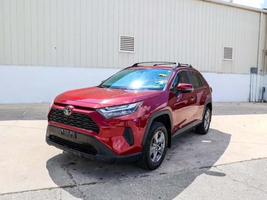2023 Toyota RAV4 XLE photo 1