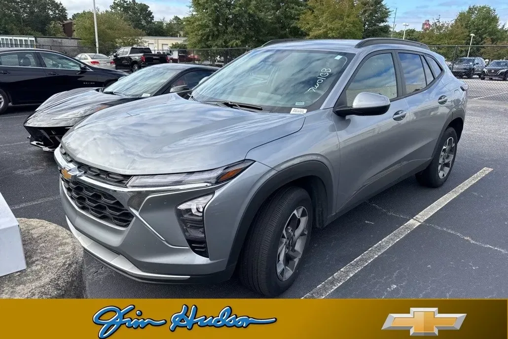 2024 Chevrolet Trax LT photo 1