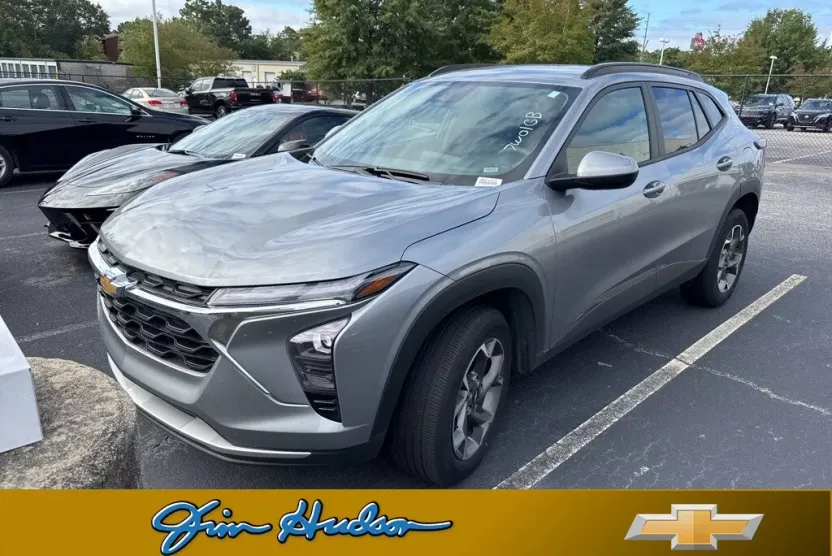 2024 Chevrolet Trax LT photo 1