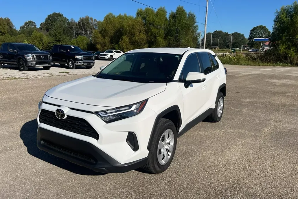 2024 Toyota RAV4 LE photo 1