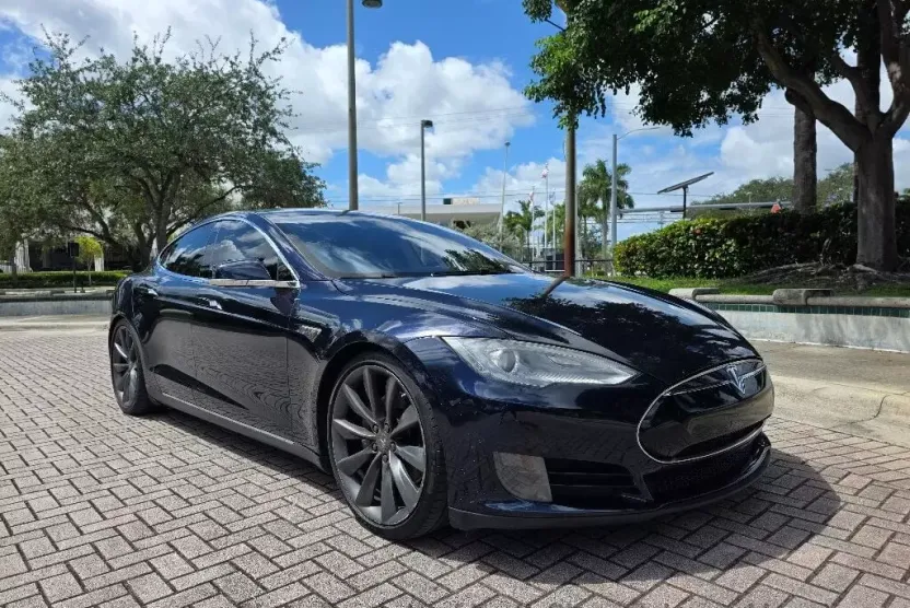 2013 Tesla Model S photo 1