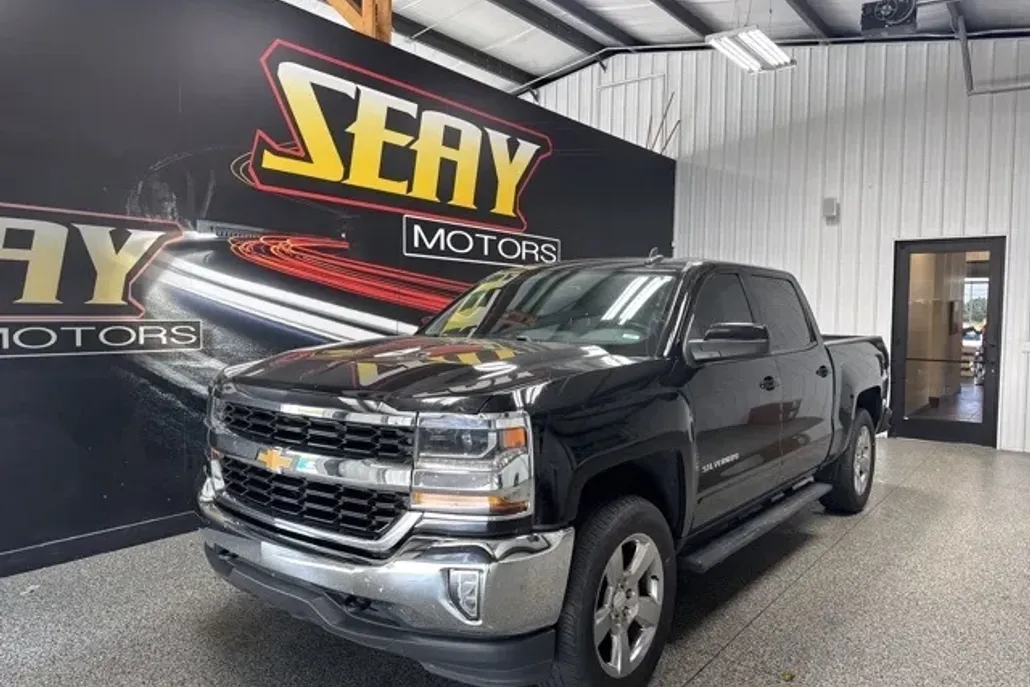 2017 Chevrolet Silverado 1500 LT photo 1
