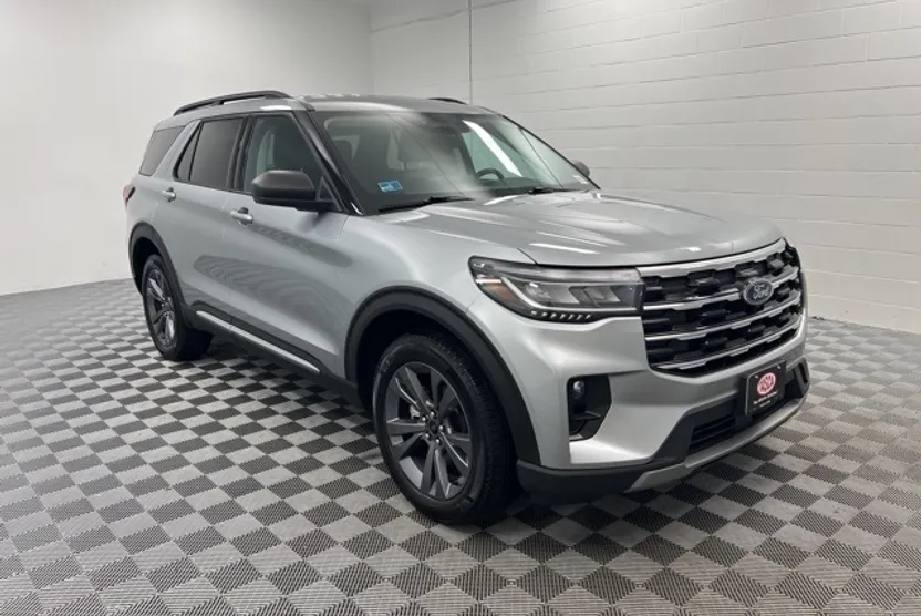 2025 Ford Explorer photo 1