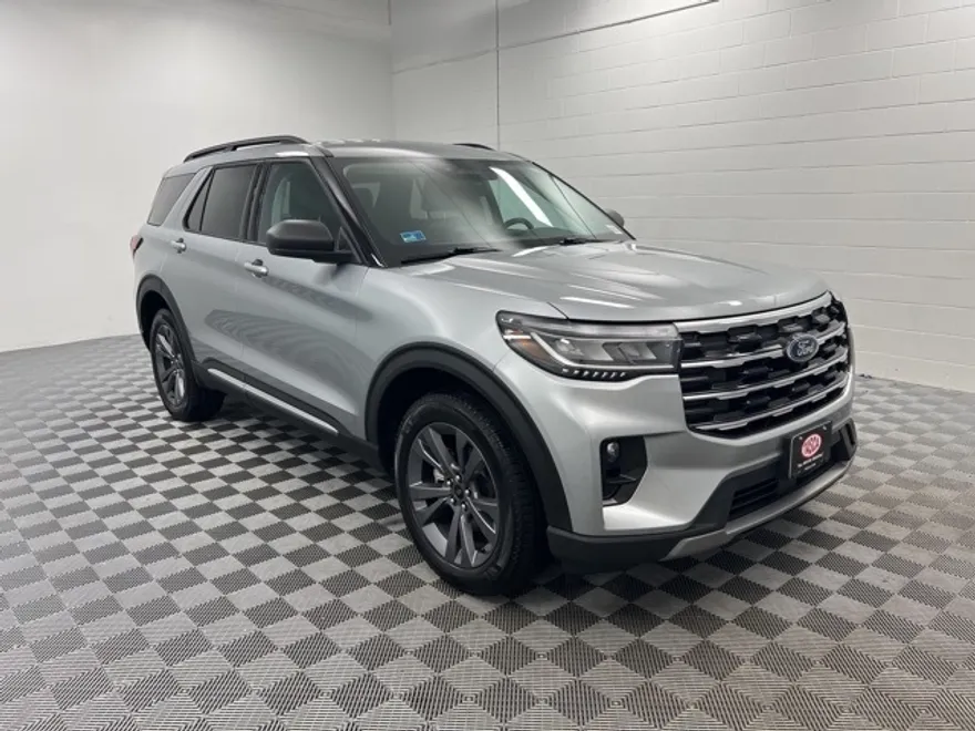 2025 Ford Explorer photo 1