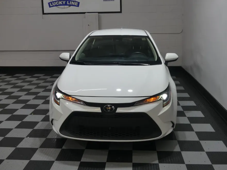2022 Toyota Corolla LE photo 1