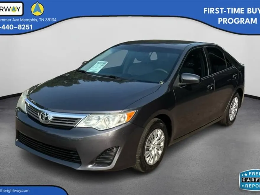 2016 Toyota Camry LE photo 1