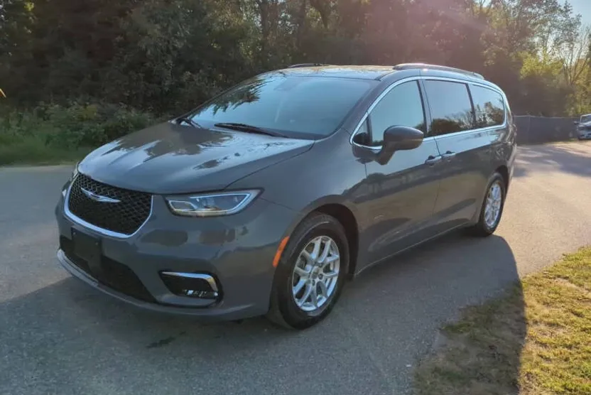 2022 Chrysler Pacifica Touring L photo 1