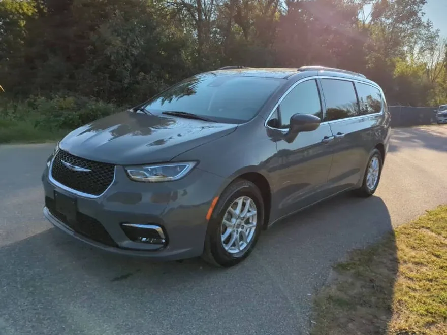 2022 Chrysler Pacifica Touring L photo 1