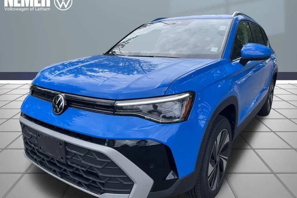 2025 Volkswagen Taos SE photo 1