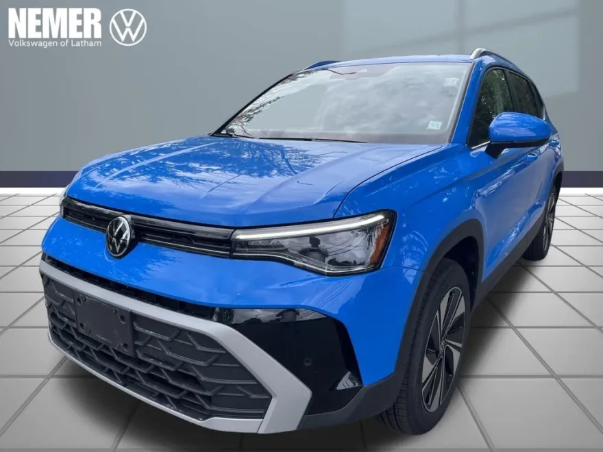 2025 Volkswagen Taos SE photo 1