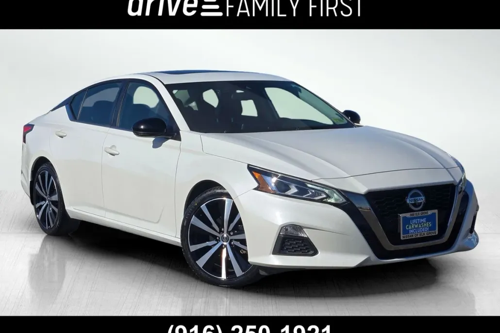 2022 Nissan Altima SR photo 1