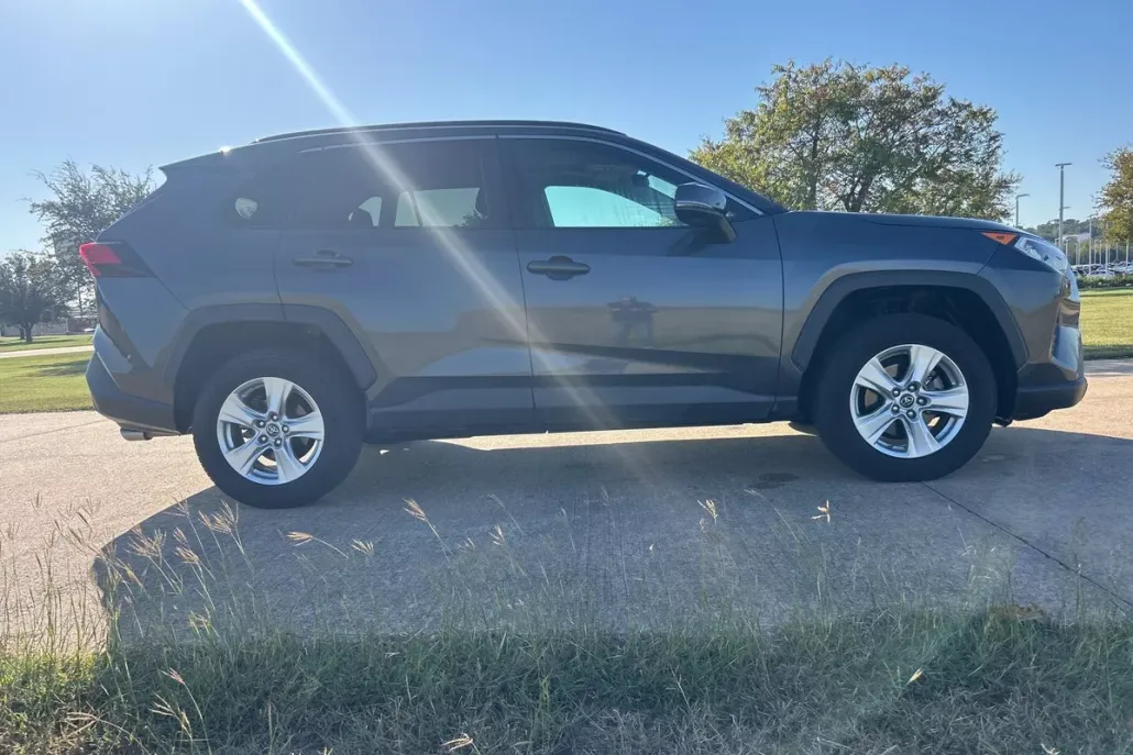 2019 Toyota RAV4 XLE photo 1