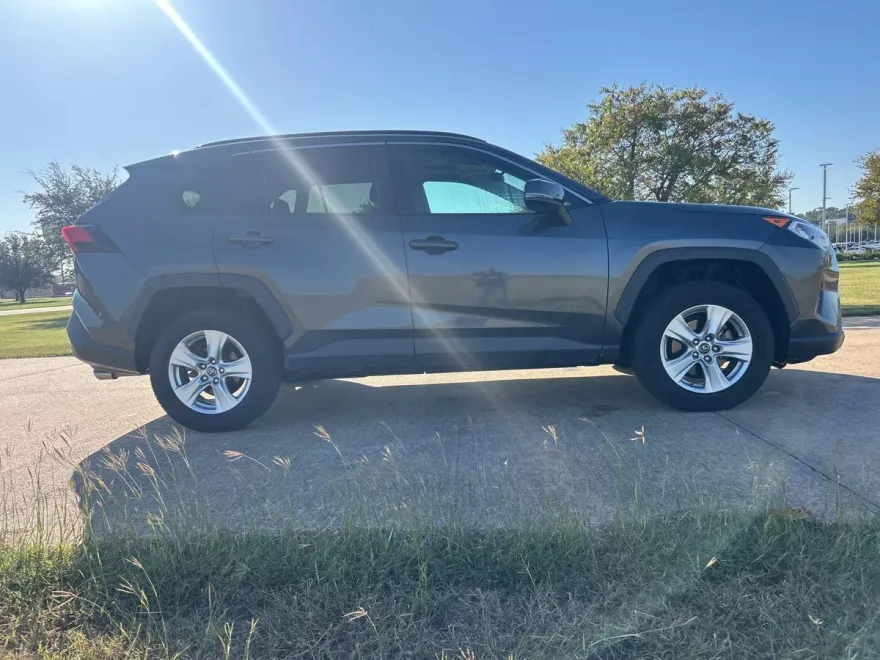 2019 Toyota RAV4 XLE photo 1