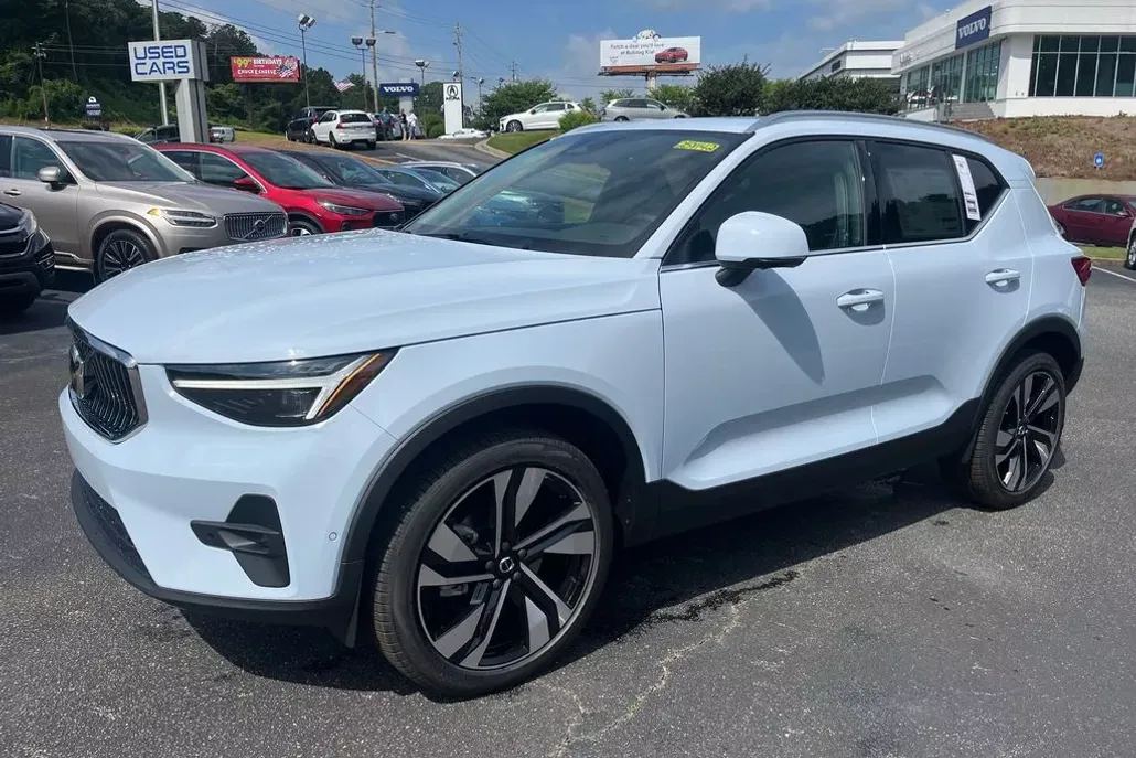 2025 Volvo XC40 photo 1