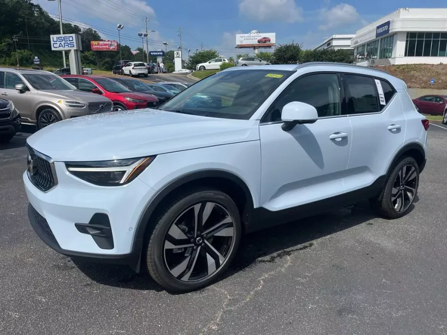 2025 Volvo XC40 photo 1