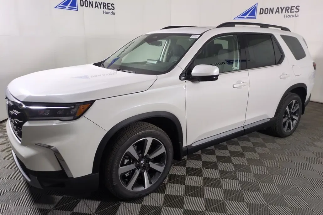 2025 Honda Pilot Touring photo 1