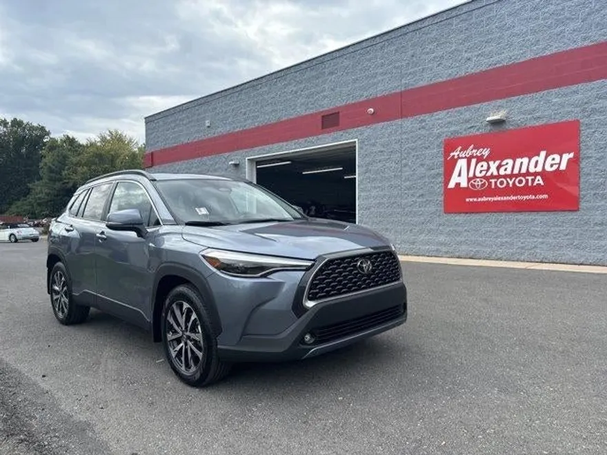 2024 Toyota Corolla Cross XLE photo 1